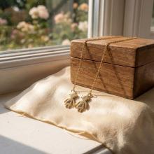 Златно колие Сестри