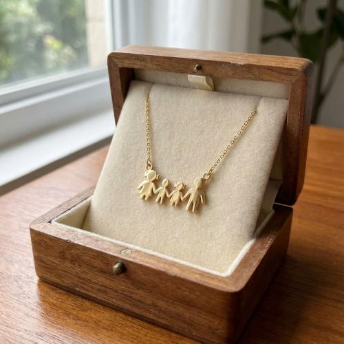 Златно колие - семейство с две деца