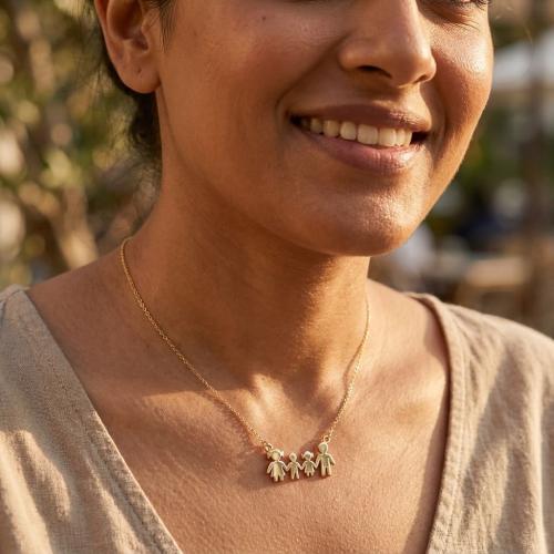 Златно колие - семейство с две деца