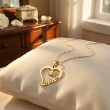 Златно сърце с ангелче и име по избор Златно сърце с ангелче и име по избор