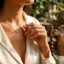 Сребърно колие с име по избор и коронка