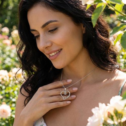 Златен медальон във формата на сърце с име по избор и детелинка