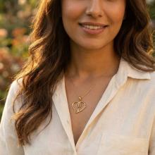 Златен медальон във формата на сърце с име по избор и детелинка Златен медальон във формата на сърце с име по избор и детелинка