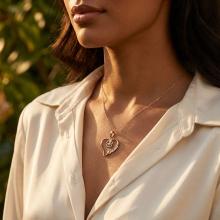 Златен медальон във формата на сърце с име по избор и детелинка Златен медальон във формата на сърце с име по избор и детелинка