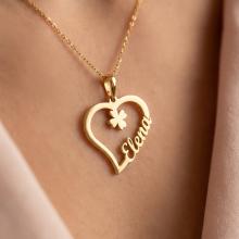 Златен медальон във формата на сърце с име по избор и детелинка