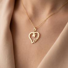 Златен медальон във формата на сърце с име по избор и детелинка