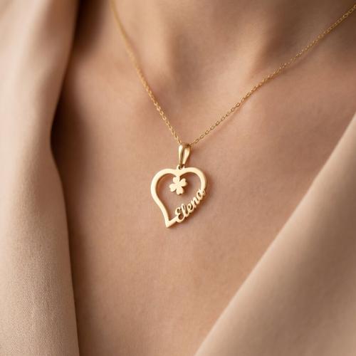 Златен медальон във формата на сърце с име по избор и детелинка