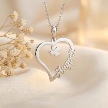 Златен медальон във формата на сърце с име по избор и детелинка