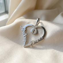 Сребърно колие във формата на сърце с две имена по избор и бебешки стъпки в средата