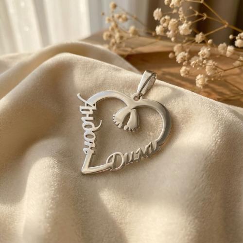 Сребърно колие във формата на сърце с две имена по избор и бебешки стъпки в средата