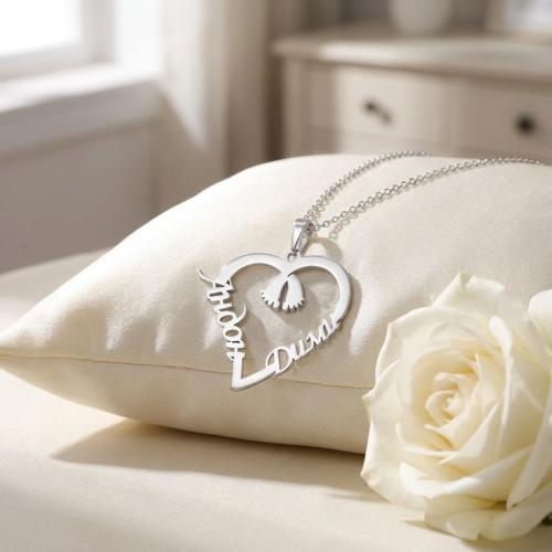 Сребърно колие във формата на сърце с две имена по избор и бебешки стъпки в средата