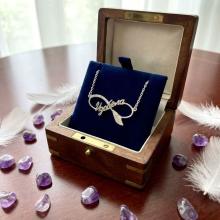 Сребърно колие безкрайност - име по избор с перо и циркони Сребърно колие безкрайност - име по избор с перо и циркони