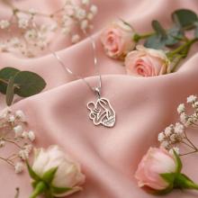 Сребърен медальон Майчина прегръдка Сребърен медальон Майчина прегръдка