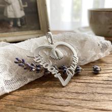 Сребърно колие във формата на сърце с две имена по избор и бебешки стъпки в средата