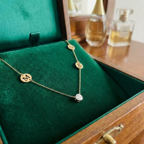 Златно колие с циркон и кръгчета с букви по избор