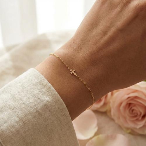 Златна Гривна с кръст 