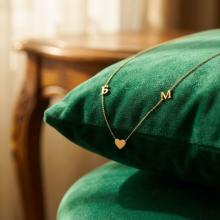 Златно колие със сърце и буква по избор