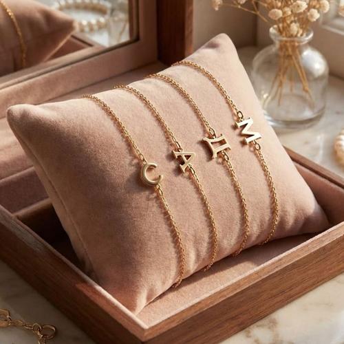 Златна гривна с инициали