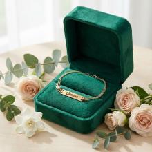 Златна гривна с плочка и циркон