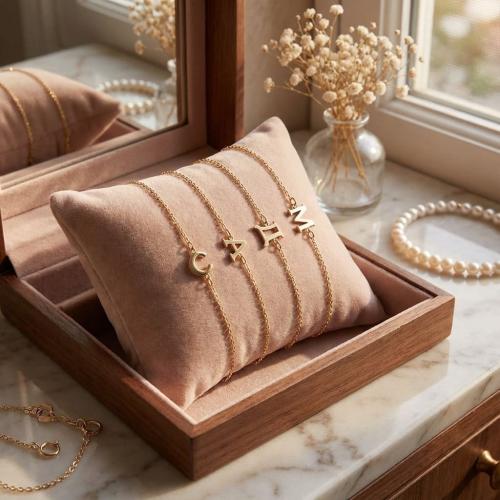 Златна гривна с инициали