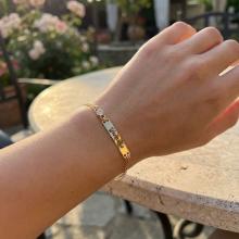 Златна гривна с плочка и циркон