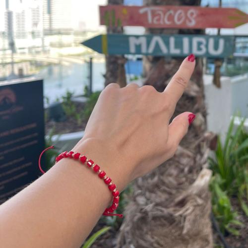 Гривна със златни топчета и червени мъниста R10