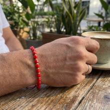 Гривна със златни топчета и червени мъниста R10