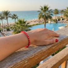 Гривна със златни топчета и червени мъниста R10