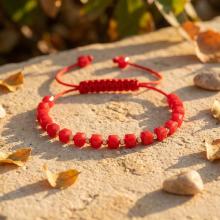 Гривна със златни топчета и червени мъниста R10