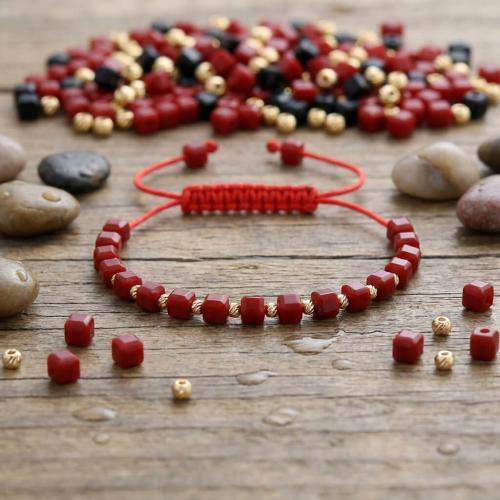 Гривна със златни топчета и тъмно червени мъниста R10