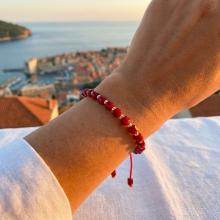 Гривна със златни топчета и тъмно червени мъниста R10