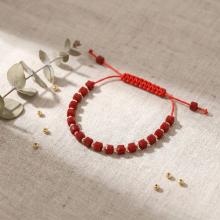 Гривна със златни топчета и тъмно червени мъниста R10