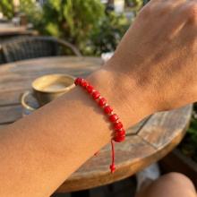 Гривна със златни топчета и тъмно червени мъниста R10