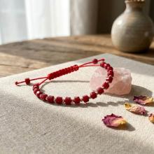 Гривна със златни топчета и тъмно червени мъниста R10