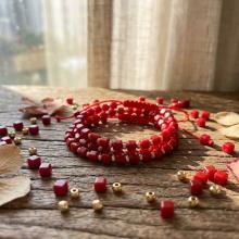 Гривна със златни топчета и тъмно червени мъниста R10