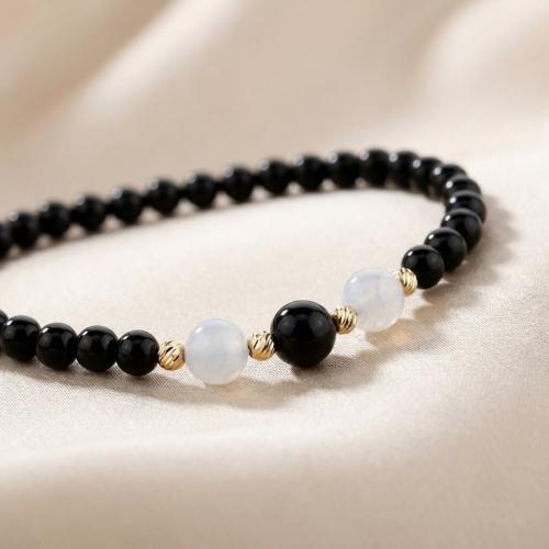 Гривна със златни топчета и мъниста