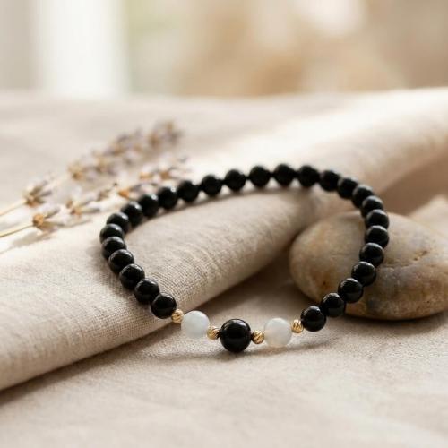 Гривна със златни топчета и мъниста