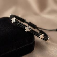 Гривна с конец и сребърни кръстове Гривна с конец и сребърни кръстове