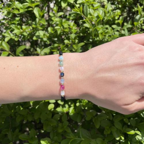 Гривна със златни топчета и цветни мъниста