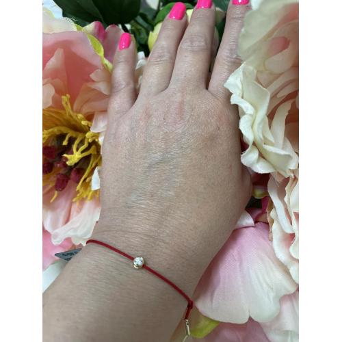 Гривна с червен конец и диамант