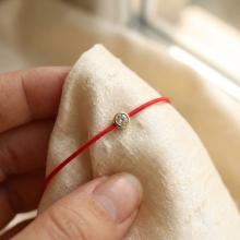 Гривна с червен конец и диамант Гривна с червен конец и диамант