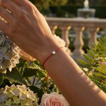 Гривна с червен конец и диамант Гривна с червен конец и диамант