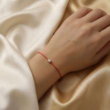 Гривна с червен конец и диамант Гривна с червен конец и диамант