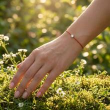 Гривна с червен конец и диамант Гривна с червен конец и диамант