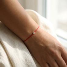 Гривна с червен конец и диамант Гривна с червен конец и диамант