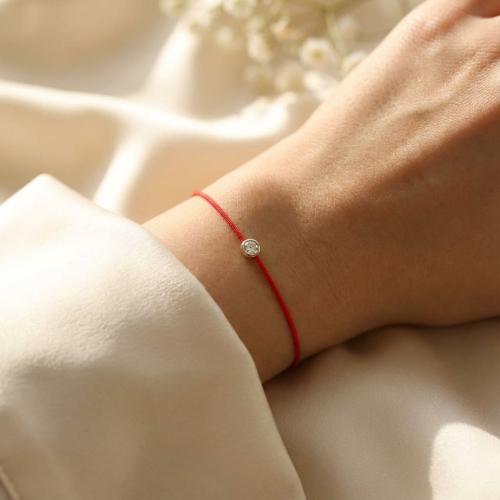 Гривна с червен конец и диамант