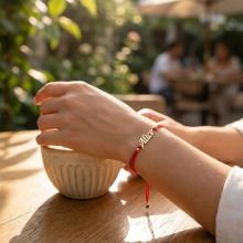 Гривна с червен конец и златно име по избор