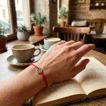 Гривна с червен конец и сребърно кръгче с гравиране по избор Гривна с червен конец и сребърно кръгче с гравиране по избор