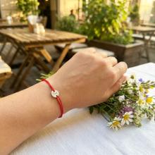 Гривна с червен конец и сребърно кръгче с гравиране по избор Гривна с червен конец и сребърно кръгче с гравиране по избор