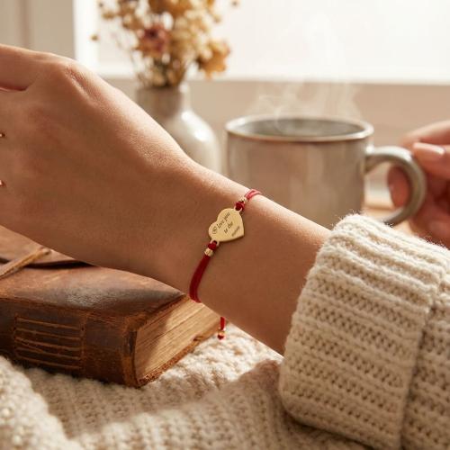 Гривна с червен конец и 14 карата златен елемент сърце с гравирано послание по избор